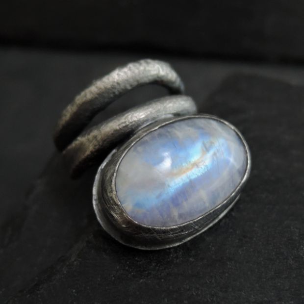srebrny pierścień z kamieniem księżycowym